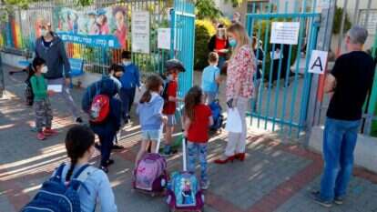 חזרה לבית הספר בצל הקורונה, לפני כשנה. | AFP