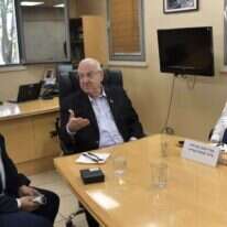 ביקור נשיא המדינה ראון רובי ריבלין במכון הביולוגי בנס ציונה לאחר פריצת הדרך במחקר נגיף הקורונה
ב | עם שר הביטחון נפתלי בנט ומנהל המכון פרופסור שמואל שפירא.