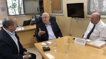 ביקור נשיא המדינה ראון רובי ריבלין במכון הביולוגי בנס ציונה לאחר פריצת הדרך במחקר נגיף הקורונה
ב | עם שר הביטחון נפתלי בנט ומנהל המכון פרופסור שמואל שפירא.