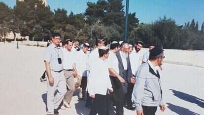 הרב רבינוביץ' בביקור הראשון של ישיבת מעלה אדומים בהר הבית, תשרי תשס"ד. | ברוך ברנר