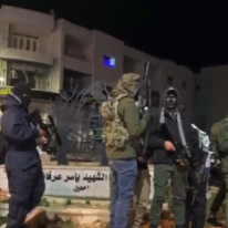 חמושים פותחים באש באוויר סמוך למחנה אל-עמרי. | מסך מתוך הטוויטר