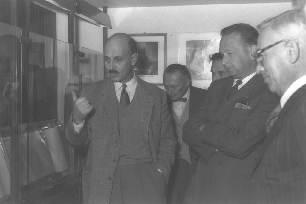 יגאל ידין מציג את המגילות הגנוזות. | משה פרידן, לע"מ