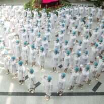 צוות בבית חולים בווהאן מצדיע לכבוד יום האחיות הבינלאומי. | EPA