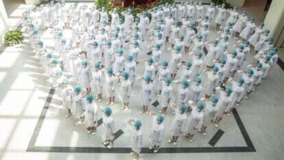 צוות בבית חולים בווהאן מצדיע לכבוד יום האחיות הבינלאומי. | EPA