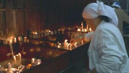 מדליקה נרות במרון בל"ג בעומר. | YOLEN HAIK, לע"מ