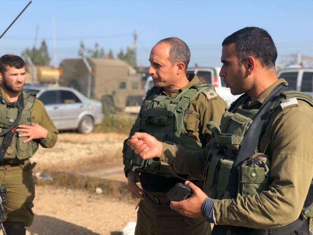 אלוף-משנה יאיר פלאי (במרכז). | דובר צה"ל