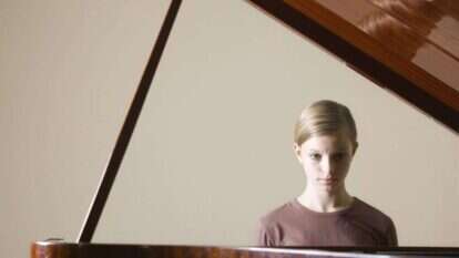 הפער התפיסתי שבין עולם הילדות לעולם הבגרות. | שאטרסטוק הפער התפיסתי שבין עולם הילדות לעולם הבגרות. | שאטרסטוק