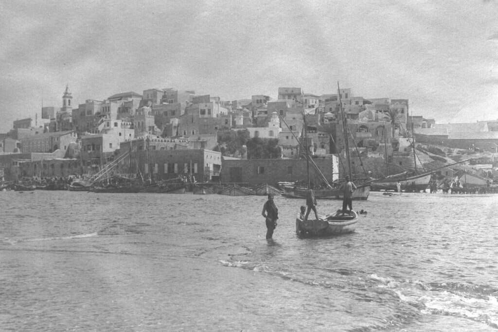 סירת דיג מול חופי יפו, 1920. | לע"מ סירת דיג מול חופי יפו, 1920. | לע"מ