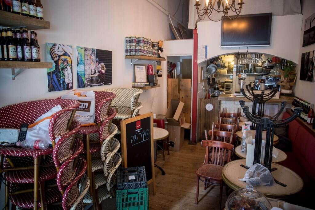 כבר אי אפשר לשבת ולדבר כמו פעם. המקום של איציק. | יונתן זינדל, פלאש 90