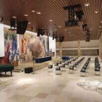 הכיסאות הערוכים בטרקלין שאגאל בכנסת, אתמול, לקראת הרמת הכוסית המסורתית לרגל הקמת הממשלה. | שירית אביטן כהן