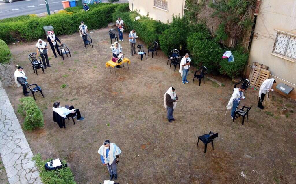 תפילה במניין בשטח ציבורי. בנתניה. | AFP