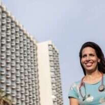 "הפכנו למשפחה אחת". אורית צעירי מחוץ למלון דן פנורמה. | אבישג שאר-ישוב