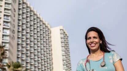 "הפכנו למשפחה אחת". אורית צעירי מחוץ למלון דן פנורמה. | אבישג שאר-ישוב