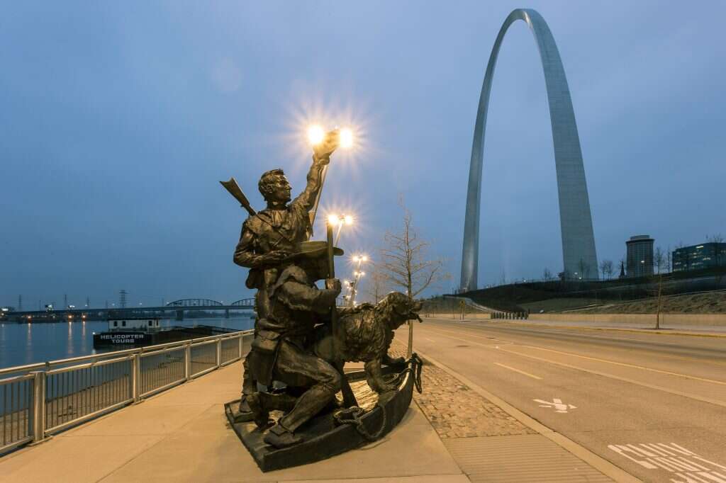 תהילה והערכה. פסל "השער למערב" בסנט־לואיס (ברקע) ופסל לואיס וקלארק, בטיילת על גדת המיזורי. | שאטרסטוק