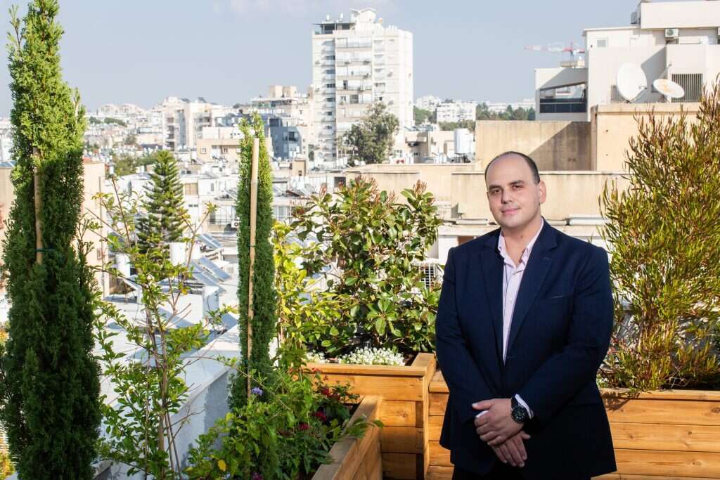 צריך לדעת להיות חזק. צביקה ברוט. | אבישג שאר-ישוב