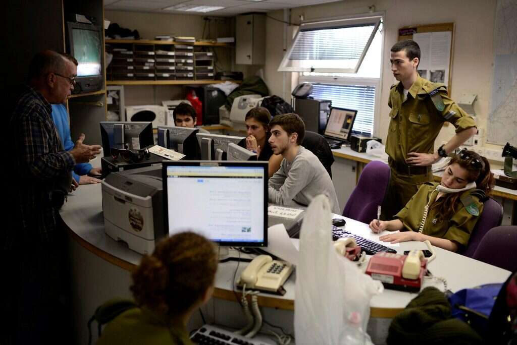 "מה שהתאים לבון־טון קיבל יחס מיוחד". חדר החדשות בגלי צה"ל ב־ 2015 (למצולמים אין קשר לטענות העולות בכתבה). | תומר נויברג, פלאש 90