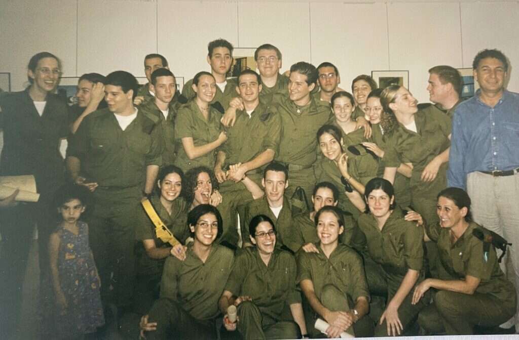 "הייתה תחושה שאנחנו אורחים שזוכים להסתופף בצל שולחן השידור הצה"לי". בוגרי קורס העיתונאים של גלי צה"ל, 2000