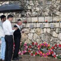 כשהאסון הכה, רבים מהתושבים איבדו את האמון במדינה. אזכרה באנדרטה לזכר החללים. | אורי נדב