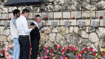 כשהאסון הכה, רבים מהתושבים איבדו את האמון במדינה. אזכרה באנדרטה לזכר החללים. | אורי נדב