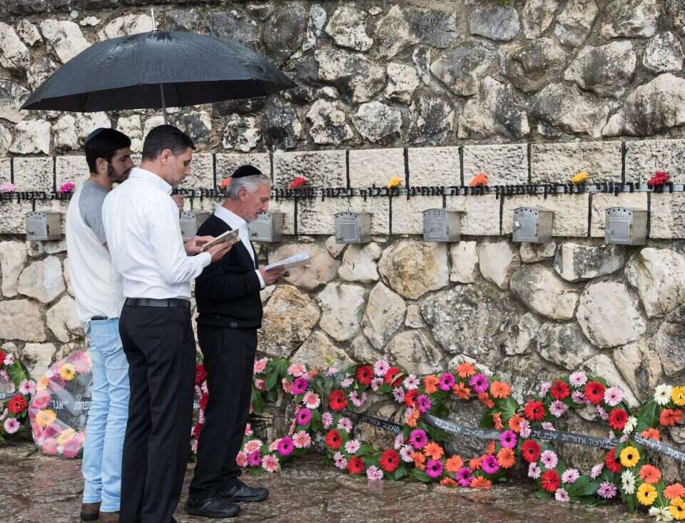 כשהאסון הכה, רבים מהתושבים איבדו את האמון במדינה. אזכרה באנדרטה לזכר החללים. | אורי נדב