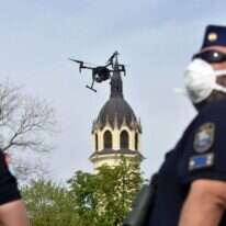 שוטרים מפטרלים בסולנוק, הונגריה. | EPA