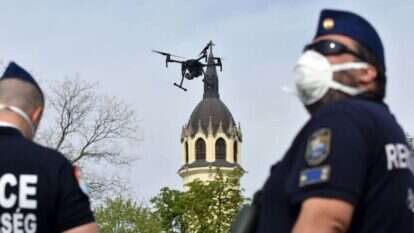 שוטרים מפטרלים בסולנוק, הונגריה. | EPA