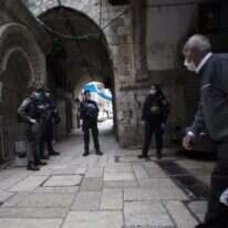 כוחות משטרה בעיר העתיקה במהלך חודש הרמאדן. אפריל 2020. | EPA