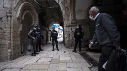 כוחות משטרה בעיר העתיקה במהלך חודש הרמאדן. אפריל 2020. | EPA כוחות משטרה בעיר העתיקה במהלך חודש הרמאדן. אפריל 2020. | EPA