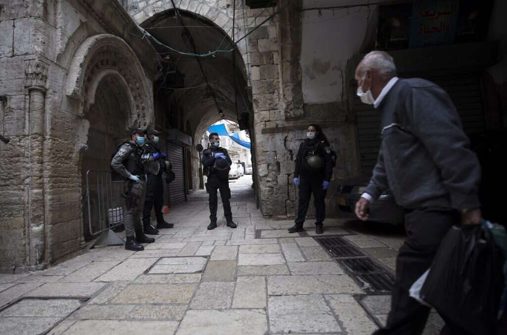 כוחות משטרה בעיר העתיקה במהלך חודש הרמאדן. אפריל 2020. | EPA כוחות משטרה בעיר העתיקה במהלך חודש הרמאדן. אפריל 2020. | EPA