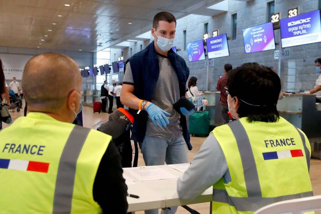 בדיקות דרכונים בניסוי ה''ציק-אין'' בנתב''ג, בסוף השבוע. | AFP