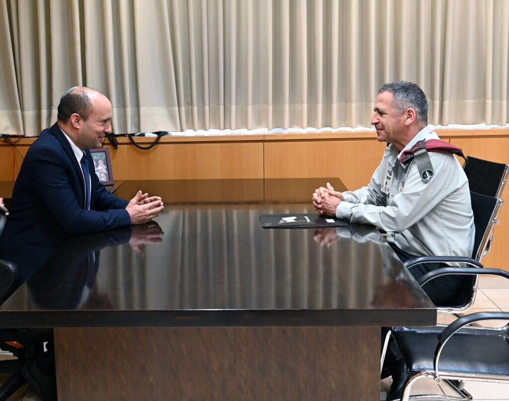 נפתלי בנט והרמטכ"ל אביב כוכבי בפגישת הסיכום ביניהם. | אריאל חרמוני, משרד הביטחון