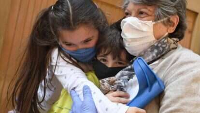 סבתא ונכדים. | EPA סבתא ונכדים. | EPA