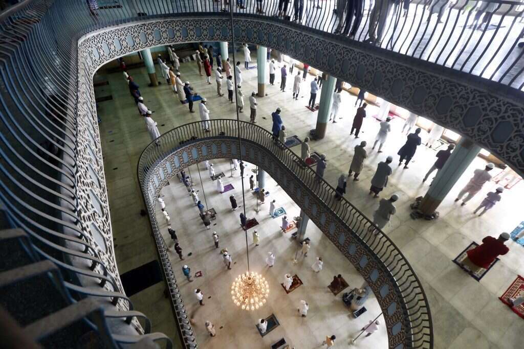 תפילה במסגד בבגלדש כחלק מהקלות הסגר. | EPA