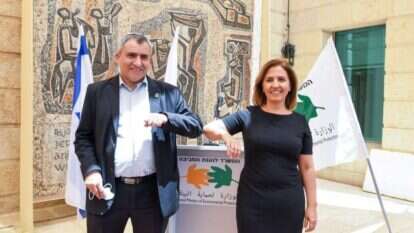 גילה גמליאל וזאב אלקין בכניסתה של גמליאל למשרד להגנת הסביבה. | רפי קוץ, לע"מ