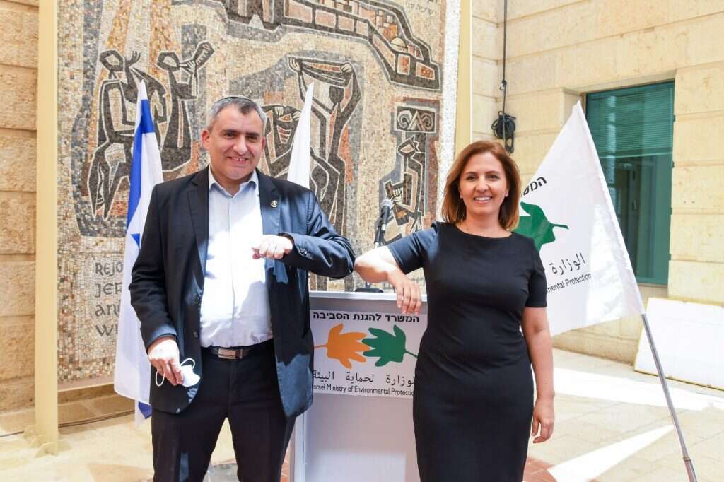 גילה גמליאל וזאב אלקין בכניסתה של גמליאל למשרד להגנת הסביבה. | רפי קוץ, לע"מ