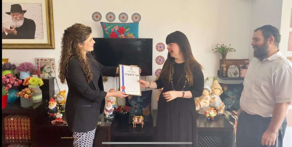 חני ליפשיץ ובעלה עם ח"כ שרן השכל. | דוברות ח"כ השכל