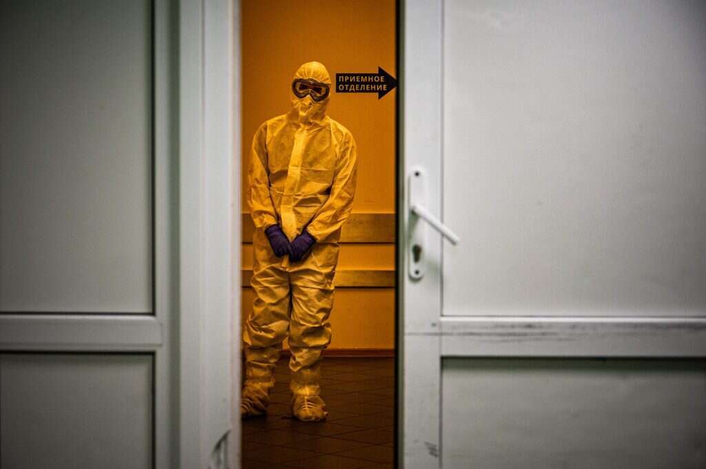 עובד במחלקת הקורונה בבית חולים במוסקבה. | AFP