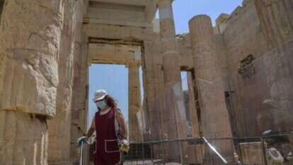 עובדת מכינה את האקרופוליס לקראת פתיחתו לתיירים. יוון. | AFP