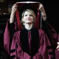 עולם הלימוד נפתח בפניה של ילדה מורמונית אנאלפביתית ושם היא גורפת פרסים ומלגות. מחברת הספר טארה וסטאובר מקבלת תואר לשם כבוד באוניברסיטת נורת'איסטרן, ארה"ב 2019. | גטי אימג'ס