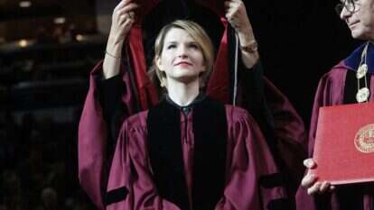 עולם הלימוד נפתח בפניה של ילדה מורמונית אנאלפביתית ושם היא גורפת פרסים ומלגות. מחברת הספר טארה וסטאובר מקבלת תואר לשם כבוד באוניברסיטת נורת'איסטרן, ארה"ב 2019. | גטי אימג'ס