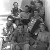 גלגולי הזמר העברי מגלים את שורשי התרבות היהודית-ישראלית-עברית. הצ'יזבטרון: נעמי פולני, גדעון זינגר, שייקה אופיר ואחרים, 1949. | לע"מ