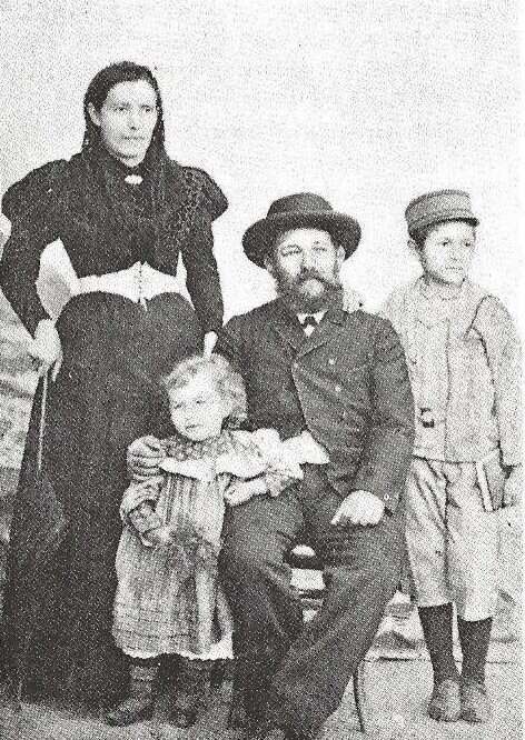 ברוך, יהודה, אסתר ולאה ראב, 1897. | באדיבות מכון גנזים אגודת הסופרים