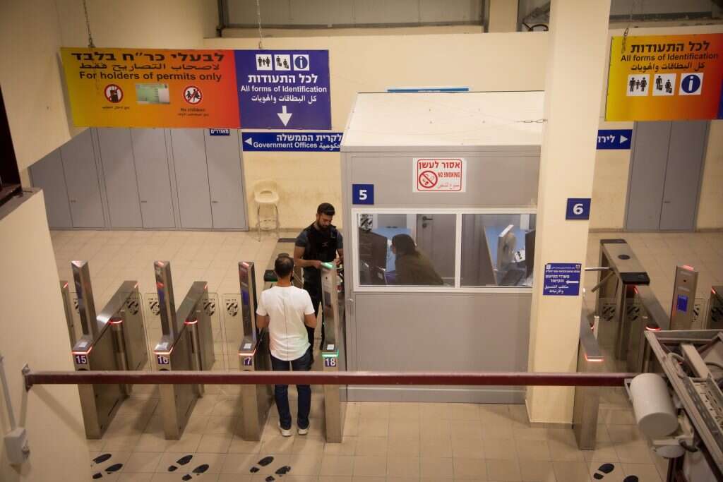 מחסום קלנדיה החדש להולכי רגל. | אריק סולטן מחסום קלנדיה החדש להולכי רגל. | אריק סולטן