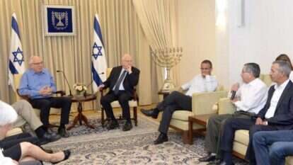 נשיא המדינה מארח את פורום ראשי הרשויות הבדואיות לצד שר החקלאות ופיתוח הכפר, השר אורי אריאל. יולי 2015. | מארק ניימן, לע"מ