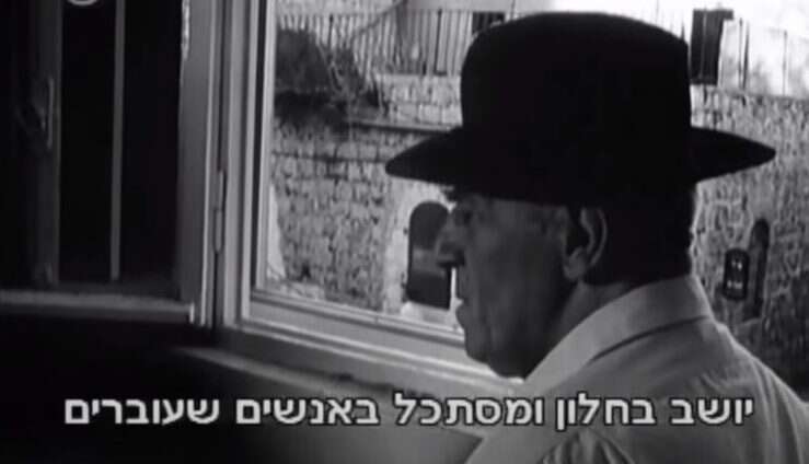 תאכלו משהו קטן, תשתו משהו גדול, ותשמעו סיפור. מתוך הסרט "סורמלו בן 80". | מסך הערוץ הראשון תאכלו משהו קטן, תשתו משהו גדול, ותשמעו סיפור. מתוך הסרט "סורמלו בן 80". | מסך הערוץ הראשון