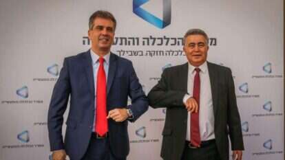 שר הכלכלה הנכנס עמיר פרץ עם קודמו בתפקיד אלי כהן בטקס חילופיהשרים, השבוע. | אורן בן־חקון