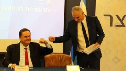 כחלון וכץ בטקס חילופי שר האוצר. | דוברות משרד האוצר