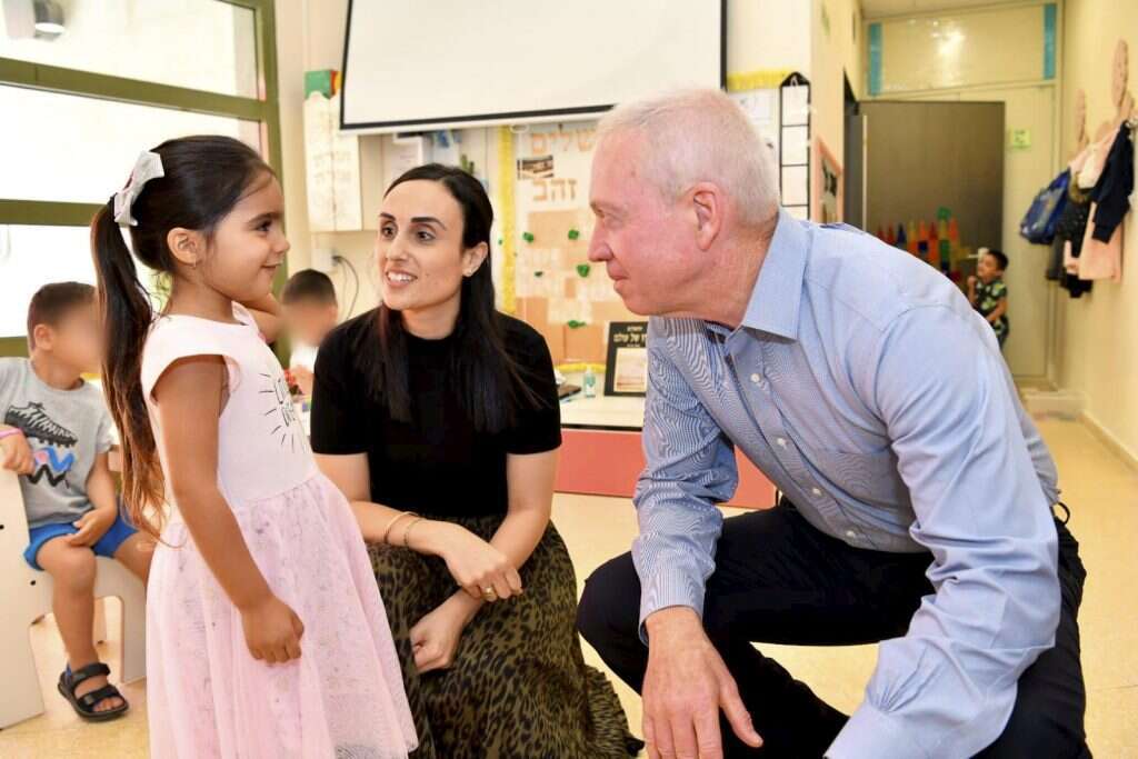 שר החינוך הנכנס יואב גלנט השבוע בגן ילדים בנתיבות. | שלומי אמסלם, לע"מ