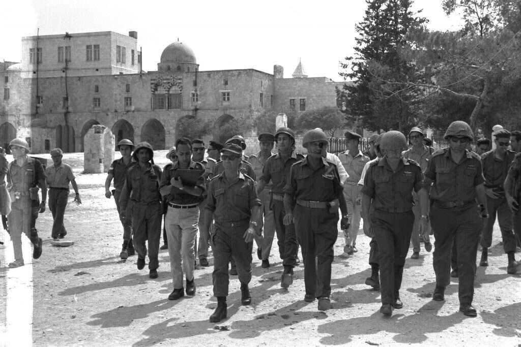 מפקדי צה"ל בהר הבית לאחר מלחמת ששת הימים ובהם שר הביטחון משה דיין, הרמטכ"ל יצחק רבין, אלוף רחבעם זאבי ואלוף עוזי נרקיס. | לע"מ