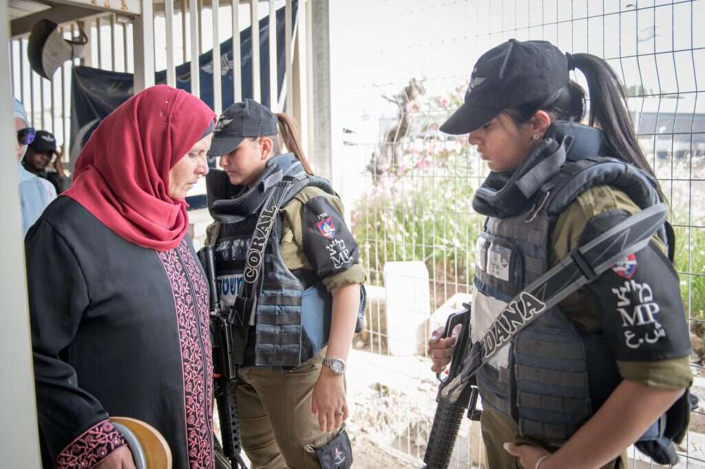 בידוק המשטרה הצבאית במעבר קלנדיה. | מדור הסברה חמ''ץ בידוק המשטרה הצבאית במעבר קלנדיה. | מדור הסברה חמ''ץ